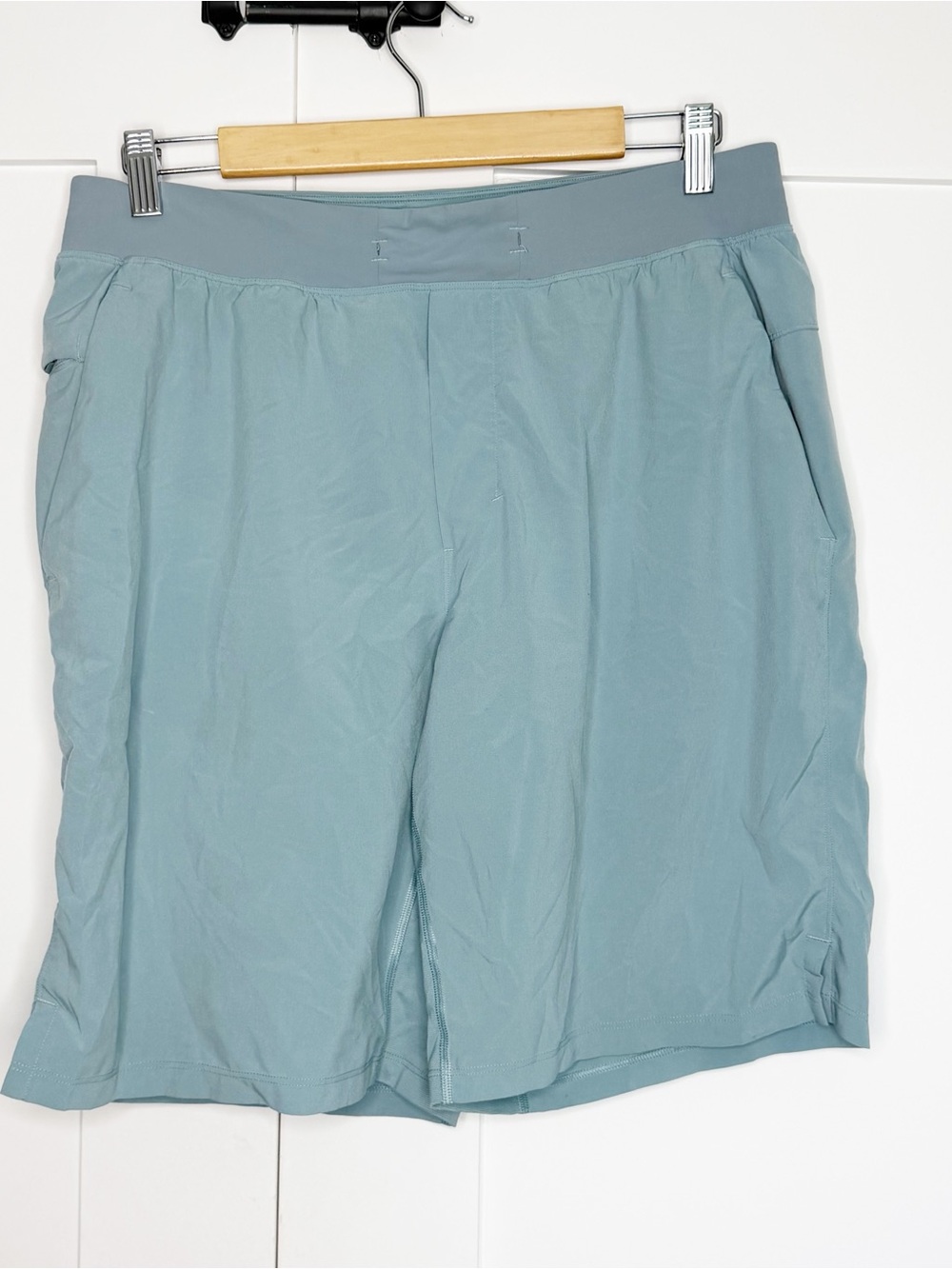Lululemon T.H.E. Short Linerless 9” large teal blue atheltic pockets workout